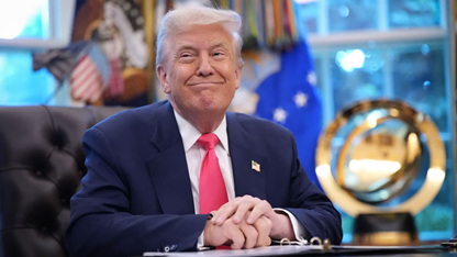 טראמפ מחייך