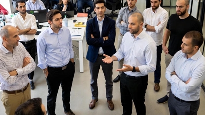 מנהל בדרג ביניים מדבר עם הצוות שלו, קרדיט: גרוק