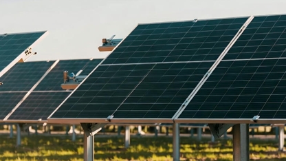 שדה עם פאנלים סולאריים, קרדיט: גרוק